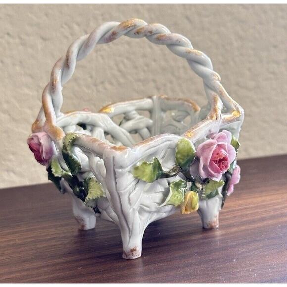 VINTAGE SCHIERHOLZ DRESDEN DIAMOND SHAPED PORCELAIN BASKET WITH APPLIED ROSES - Picture 4 of 16